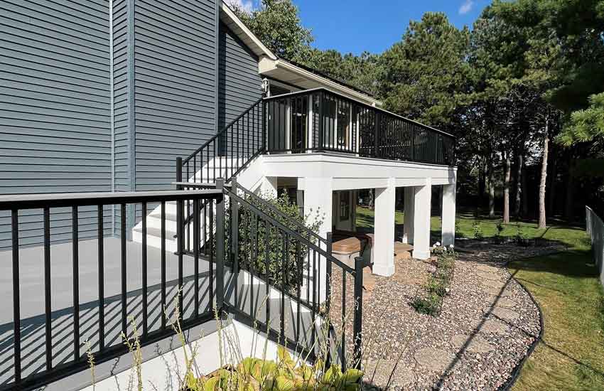 Deck with column wraps